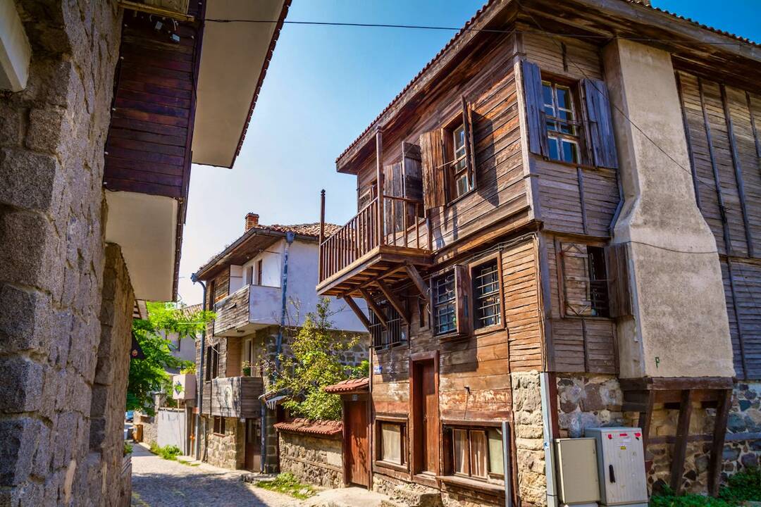 Senovinis: Nesebare, skaičiuojančiame 3 tūkst. metų siekiančią istoriją, žavi ir istoriniai paminklai, ir unikali medinė architektūra. 