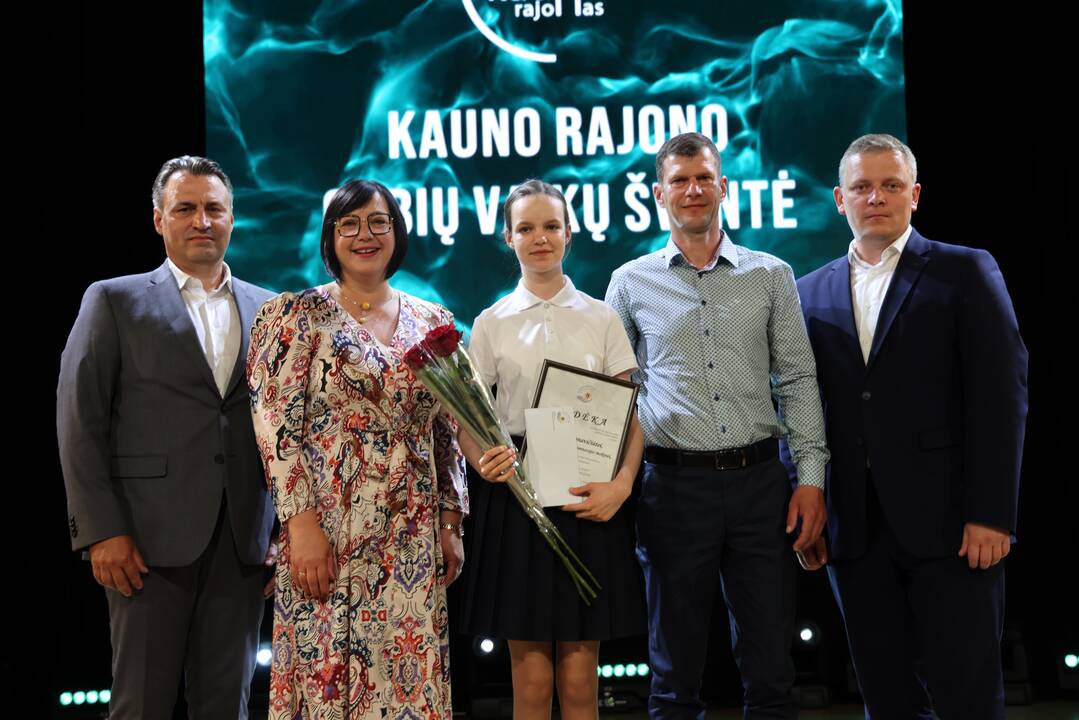 Paskata: Garliavos Jonučių progimnazijos mokinei U. Urbonavičiūtei (viduryje) įteikta Aurelijos Makūnienės labdaros ir paramos fondo vienkartinė stipendija.