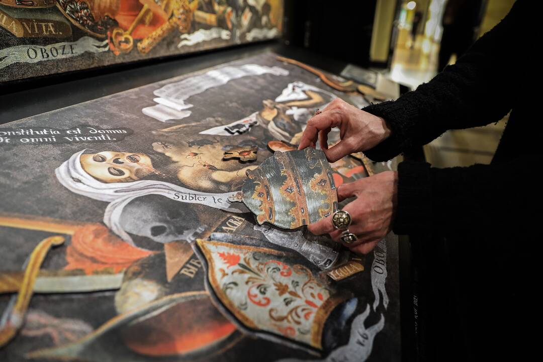 Prieinama: su paveikslu „Memento mori“ galima susipažinti jį liečiant rankomis.