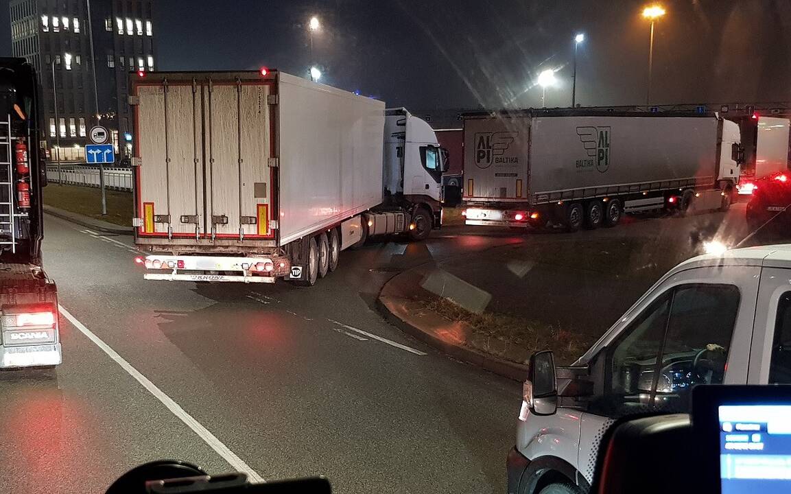 Pavojus: į uostą įvažiuoja daugybė automobilių, tarp kurių vairuotojų gali būti ir Rusijos bei Baltarusijos režimams pritariančių žmonių.