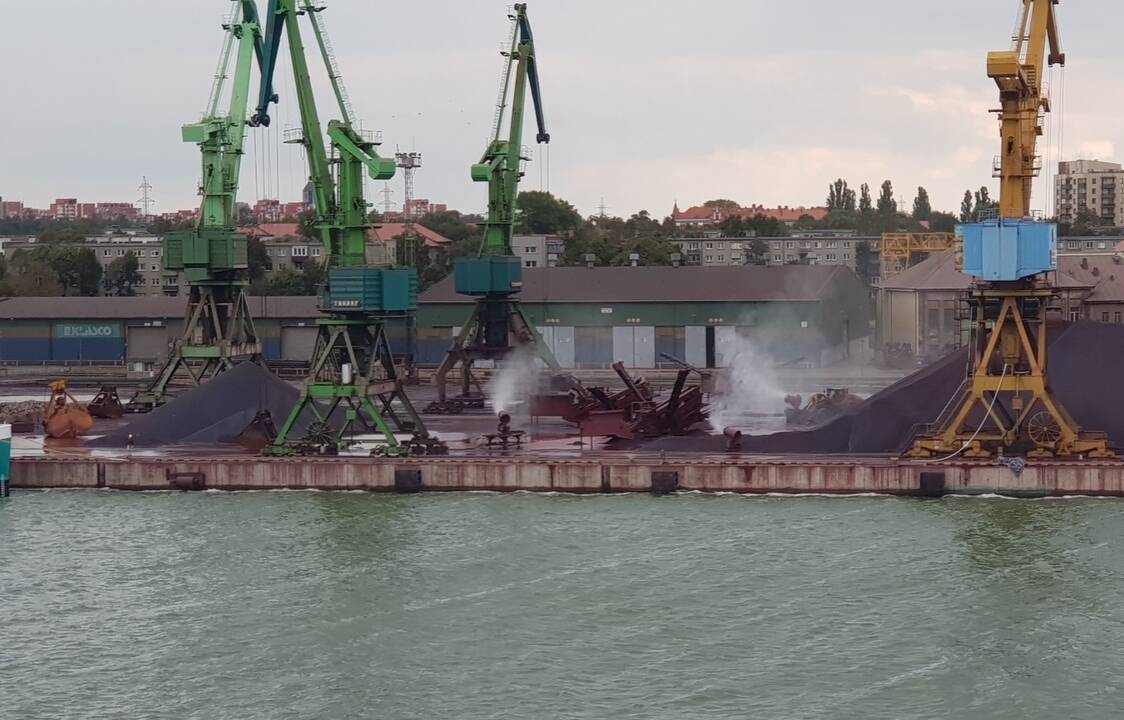 Prisiminimas: kaitrią 2018 m. vasarą uostas miestą nuo didesnių dulkių debesų saugojo ant birių krovinių purkšdamas vandenį.