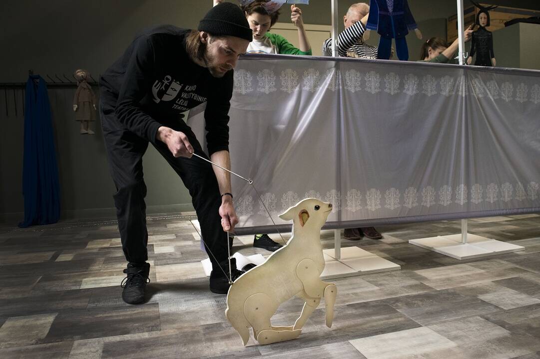 Klasika: spektaklio siužeto pagrindas – sena pasaka apie Elenytę ir avinėliu pavirtusį jos broliuką.