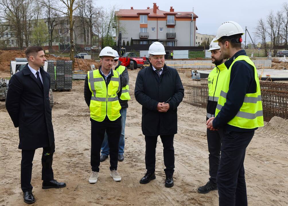Statybos: Domeikavoje, šalia gimnazijos, kyla pradinės mokyklos pastatas.