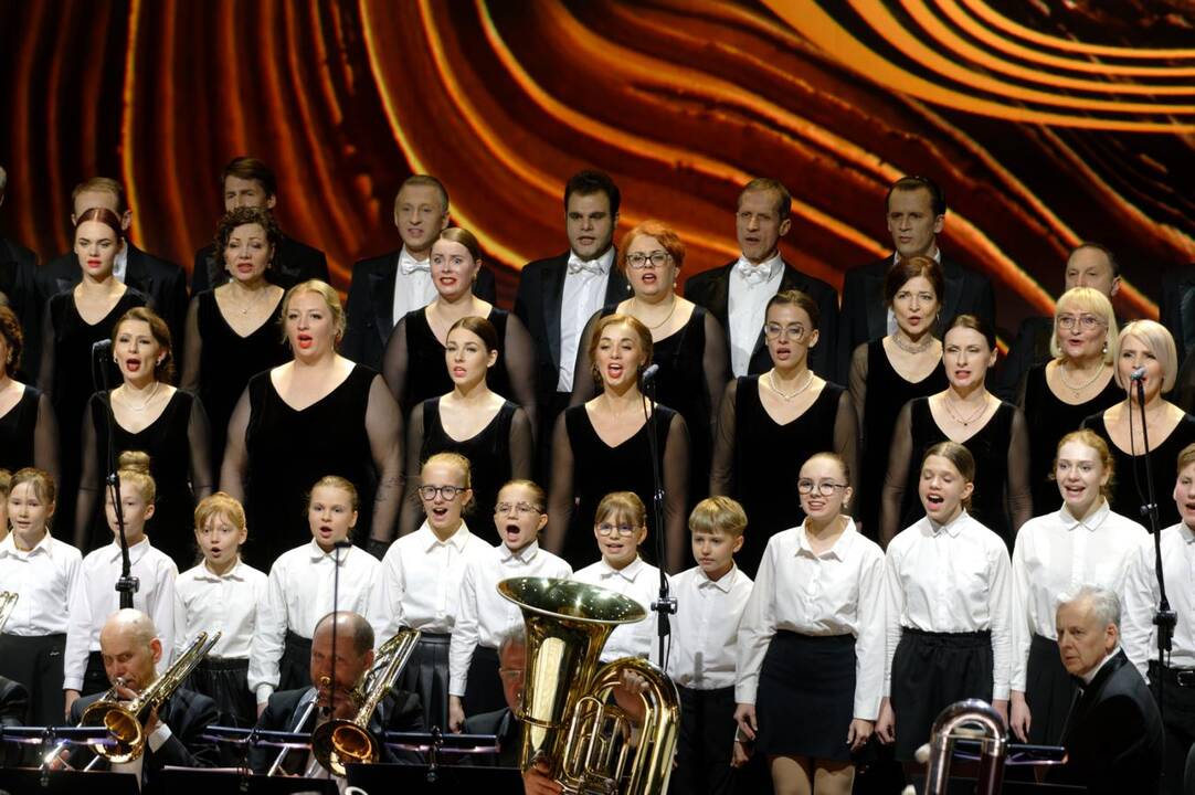 Baigiamajam Giuseppe Verdi „La Traviata“ kūriniui scenoje drauge su kviestiniais svečiais pasirodė teatro solistai, choristai ir visi teatro darbuotojai.