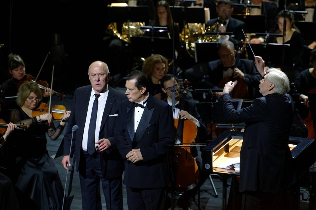Baigiamajam Giuseppe Verdi „La Traviata“ kūriniui scenoje drauge su kviestiniais svečiais pasirodė teatro solistai, choristai ir visi teatro darbuotojai.