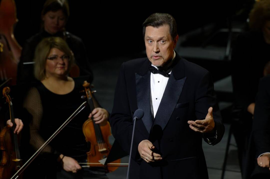 Baigiamajam Giuseppe Verdi „La Traviata“ kūriniui scenoje drauge su kviestiniais svečiais pasirodė teatro solistai, choristai ir visi teatro darbuotojai.