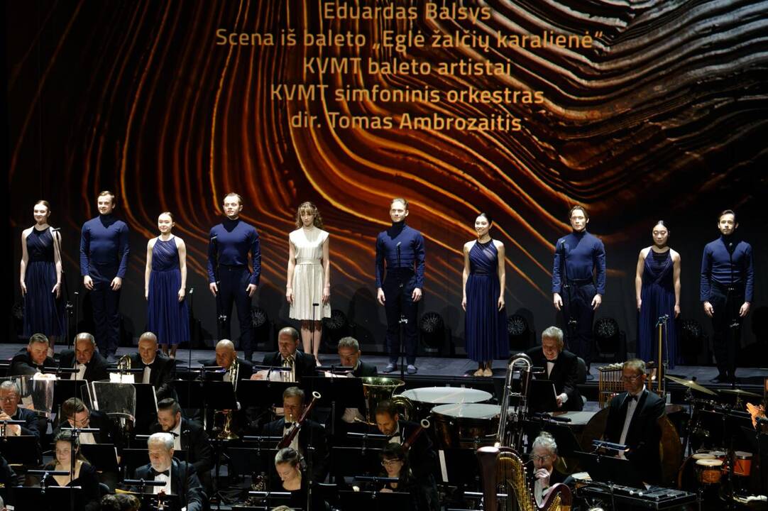 Baigiamajam Giuseppe Verdi „La Traviata“ kūriniui scenoje drauge su kviestiniais svečiais pasirodė teatro solistai, choristai ir visi teatro darbuotojai.