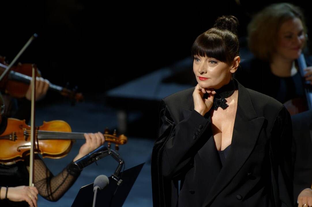 Baigiamajam Giuseppe Verdi „La Traviata“ kūriniui scenoje drauge su kviestiniais svečiais pasirodė teatro solistai, choristai ir visi teatro darbuotojai.