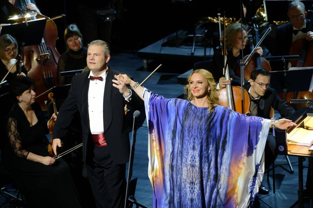 Baigiamajam Giuseppe Verdi „La Traviata“ kūriniui scenoje drauge su kviestiniais svečiais pasirodė teatro solistai, choristai ir visi teatro darbuotojai.
