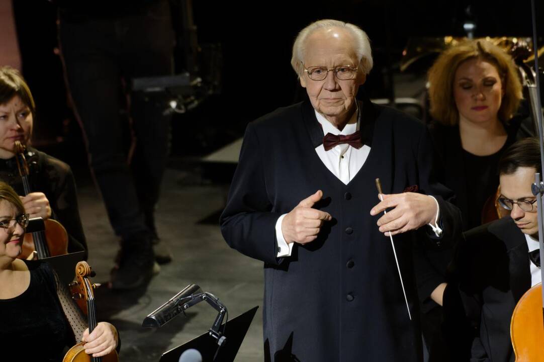 Baigiamajam Giuseppe Verdi „La Traviata“ kūriniui scenoje drauge su kviestiniais svečiais pasirodė teatro solistai, choristai ir visi teatro darbuotojai.