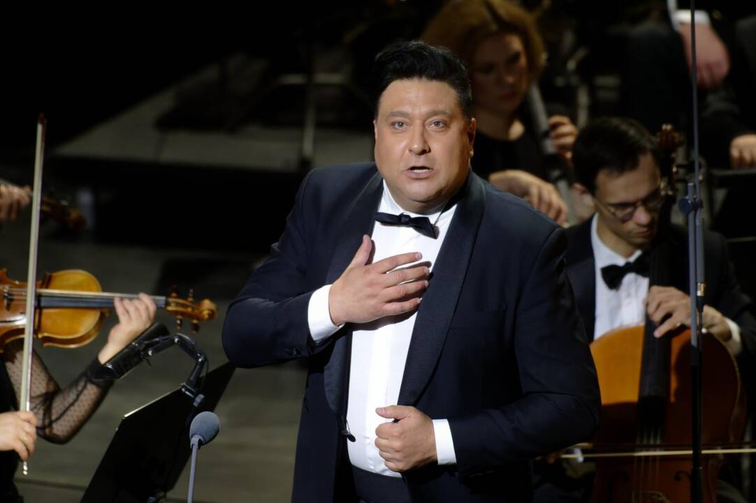 Baigiamajam Giuseppe Verdi „La Traviata“ kūriniui scenoje drauge su kviestiniais svečiais pasirodė teatro solistai, choristai ir visi teatro darbuotojai.