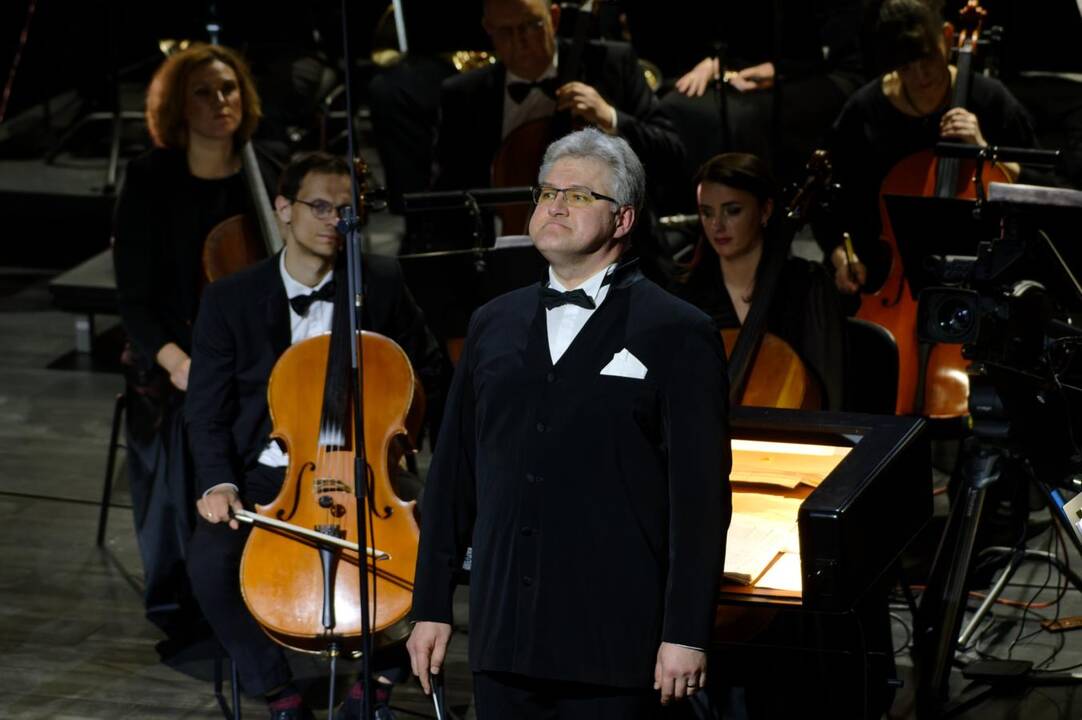 Baigiamajam Giuseppe Verdi „La Traviata“ kūriniui scenoje drauge su kviestiniais svečiais pasirodė teatro solistai, choristai ir visi teatro darbuotojai.