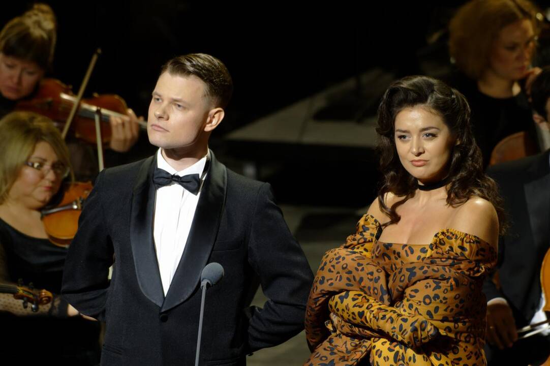 Baigiamajam Giuseppe Verdi „La Traviata“ kūriniui scenoje drauge su kviestiniais svečiais pasirodė teatro solistai, choristai ir visi teatro darbuotojai.