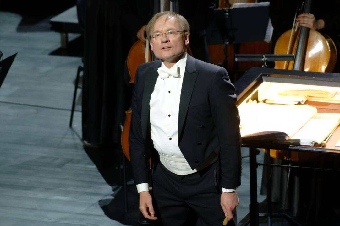 Baigiamajam Giuseppe Verdi „La Traviata“ kūriniui scenoje drauge su kviestiniais svečiais pasirodė teatro solistai, choristai ir visi teatro darbuotojai.