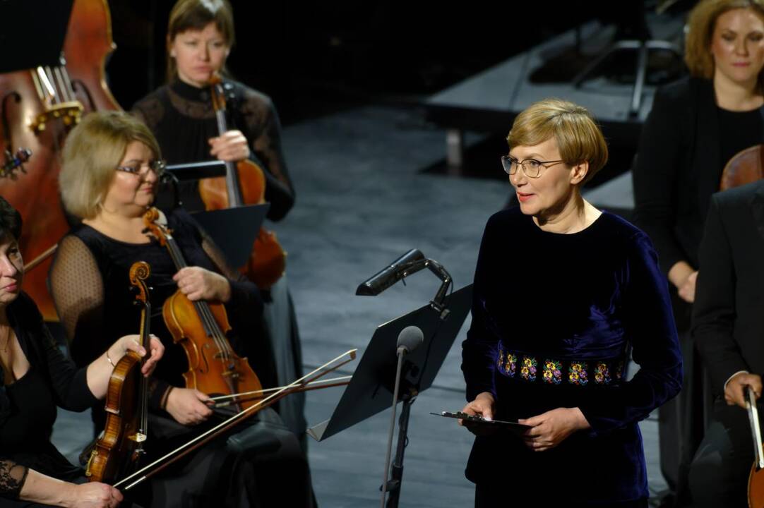 Baigiamajam Giuseppe Verdi „La Traviata“ kūriniui scenoje drauge su kviestiniais svečiais pasirodė teatro solistai, choristai ir visi teatro darbuotojai.