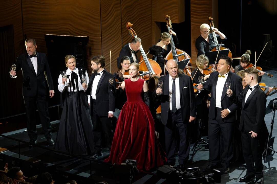 Baigiamajam Giuseppe Verdi „La Traviata“ kūriniui scenoje drauge su kviestiniais svečiais pasirodė teatro solistai, choristai ir visi teatro darbuotojai.