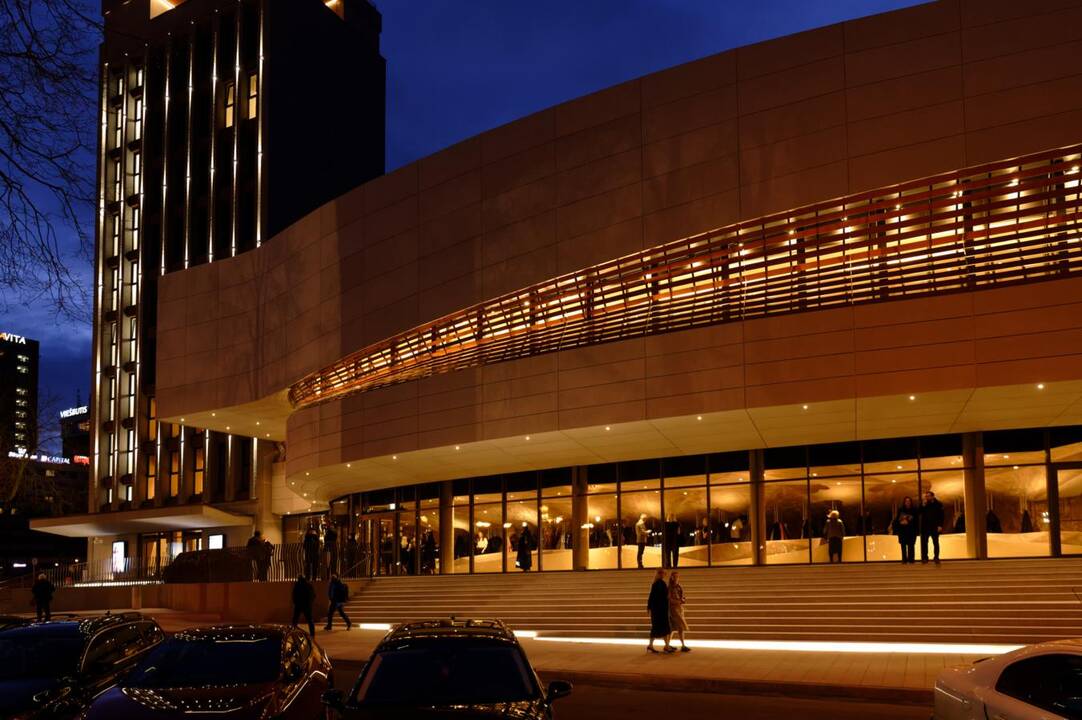 Baigiamajam Giuseppe Verdi „La Traviata“ kūriniui scenoje drauge su kviestiniais svečiais pasirodė teatro solistai, choristai ir visi teatro darbuotojai.