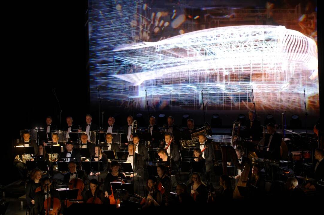 Baigiamajam Giuseppe Verdi „La Traviata“ kūriniui scenoje drauge su kviestiniais svečiais pasirodė teatro solistai, choristai ir visi teatro darbuotojai.