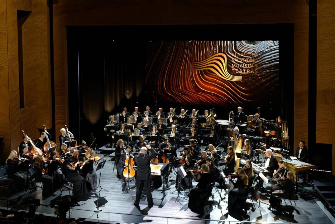 Baigiamajam Giuseppe Verdi „La Traviata“ kūriniui scenoje drauge su kviestiniais svečiais pasirodė teatro solistai, choristai ir visi teatro darbuotojai.