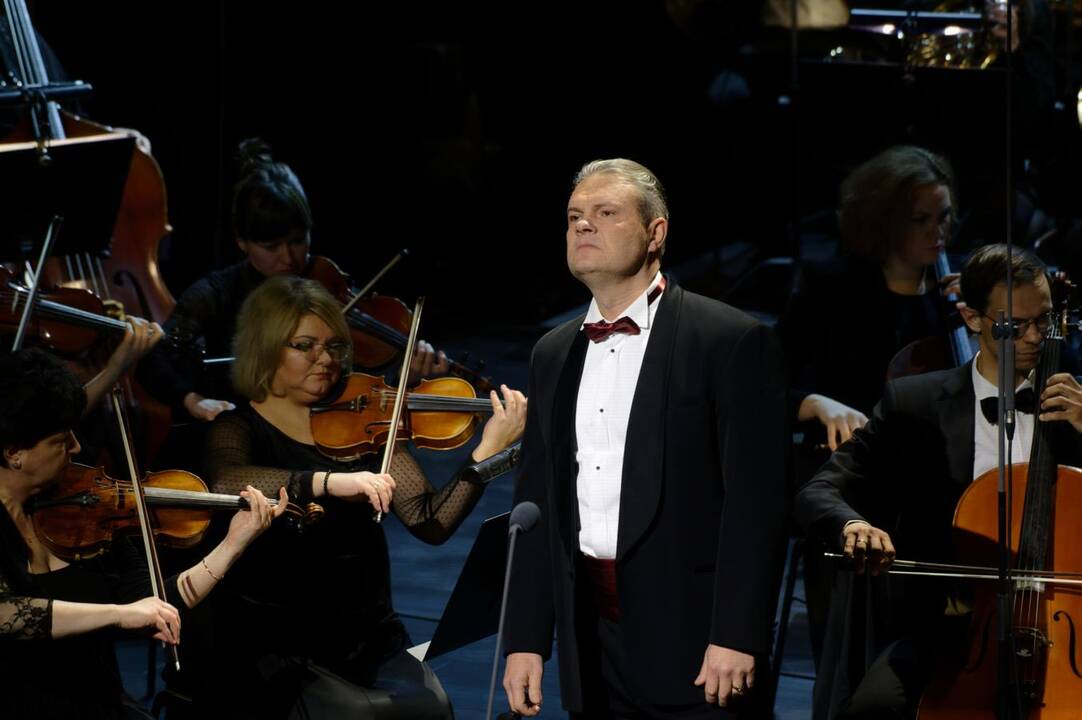 Baigiamajam Giuseppe Verdi „La Traviata“ kūriniui scenoje drauge su kviestiniais svečiais pasirodė teatro solistai, choristai ir visi teatro darbuotojai.