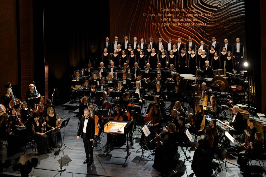 Baigiamajam Giuseppe Verdi „La Traviata“ kūriniui scenoje drauge su kviestiniais svečiais pasirodė teatro solistai, choristai ir visi teatro darbuotojai.