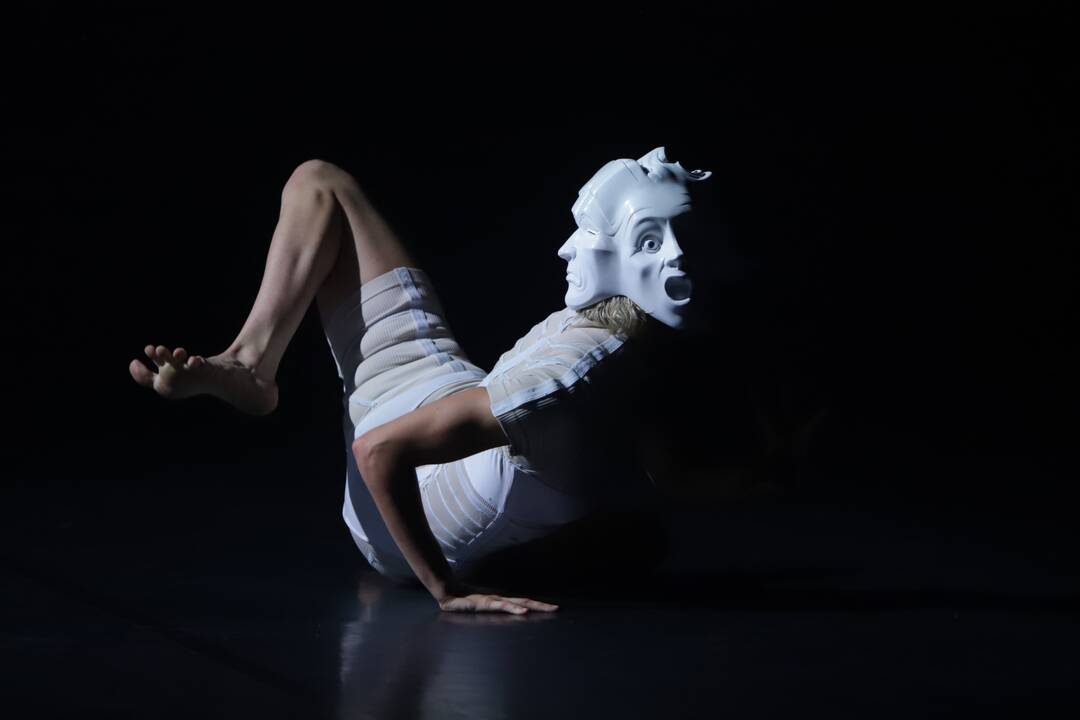 Paralelės: Marijos istorijos ir mitų apie motinystę įkvėpta choreografė I. Oshman sukūrė šiuolaikinį šokį sanajam krikščionių himnui „Stabat Mater“.
