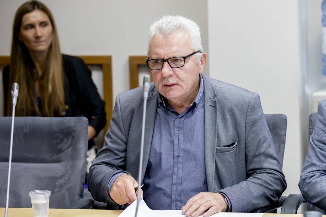 Disproporcija: apie 90 proc. parlamentarų yra iš aukštesnės tarnybinės klasės, o aukštesnio lygio vadovai ir administratoriai sudaro du trečdalius Seimo narių. 