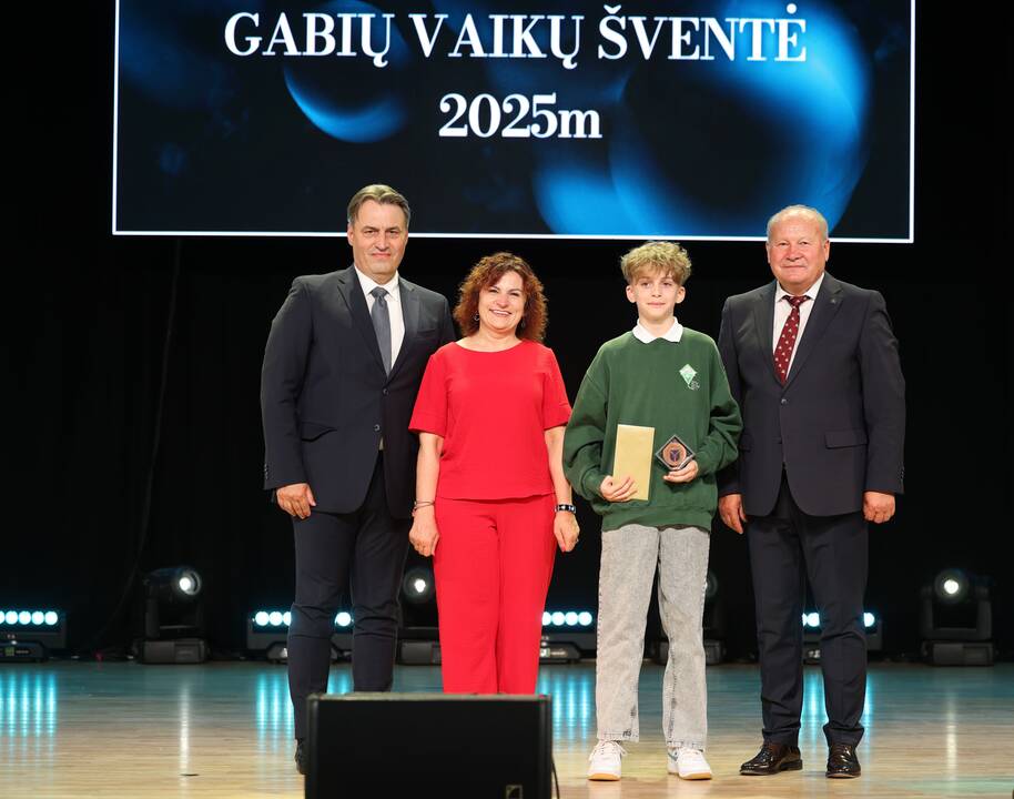 Dovana: labdaros ir paramos fondo direktorė A. Makūnienė paskatinamąją premiją skyrė Domeikavos gimnazijos mokinei Emilijai Vienažindytei.