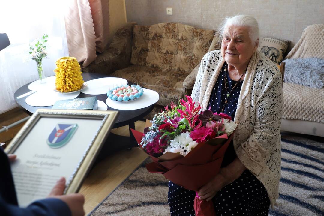 Įvairovė: į M. Aglinskienės 100 metų gyvenimo istoriją telpa kova už laisvę, rankdarbių pomėgis ir gausus būrys artimųjų.