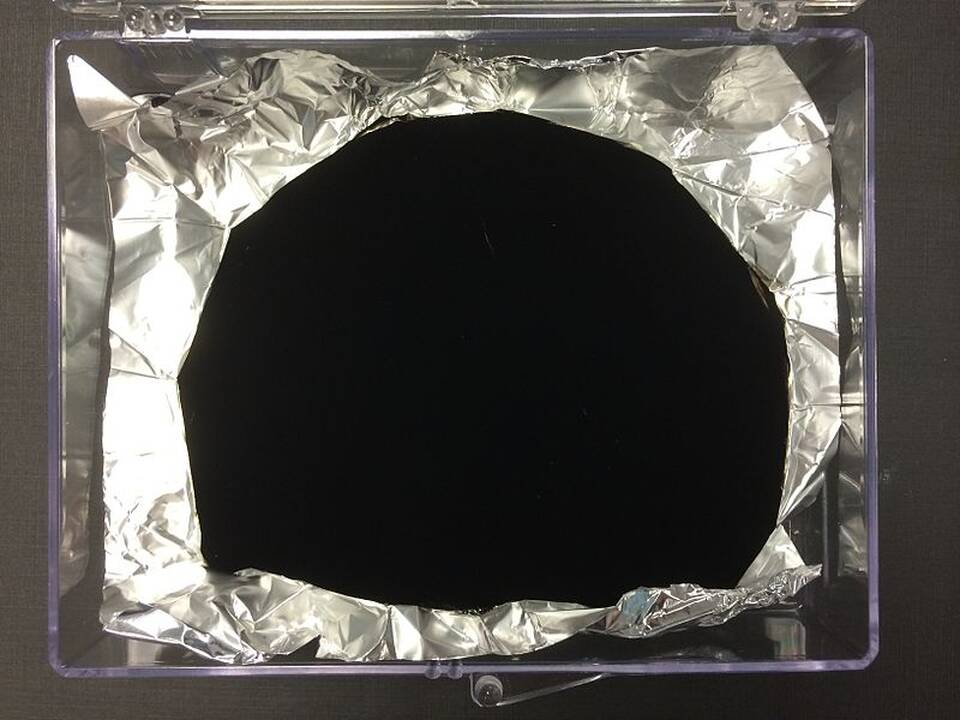 Efektas: „Vantablack“ smegenys interpretuoja ne kaip labai juodą objektą, o kaip tuštumą – tarsi bedugnę ar juodąją skylę.