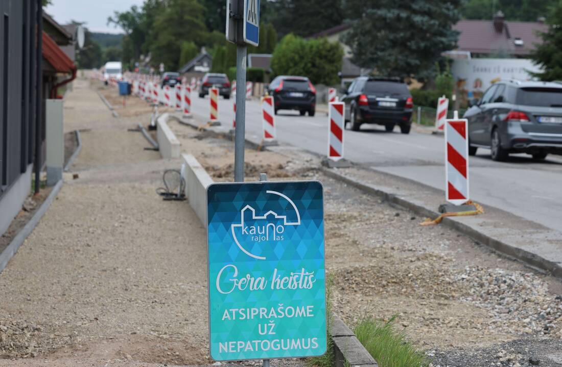 Planai: gavus leidimą ardyti senovinį akmenų grindinį, darbai bus nedelsiant atnaujinti.