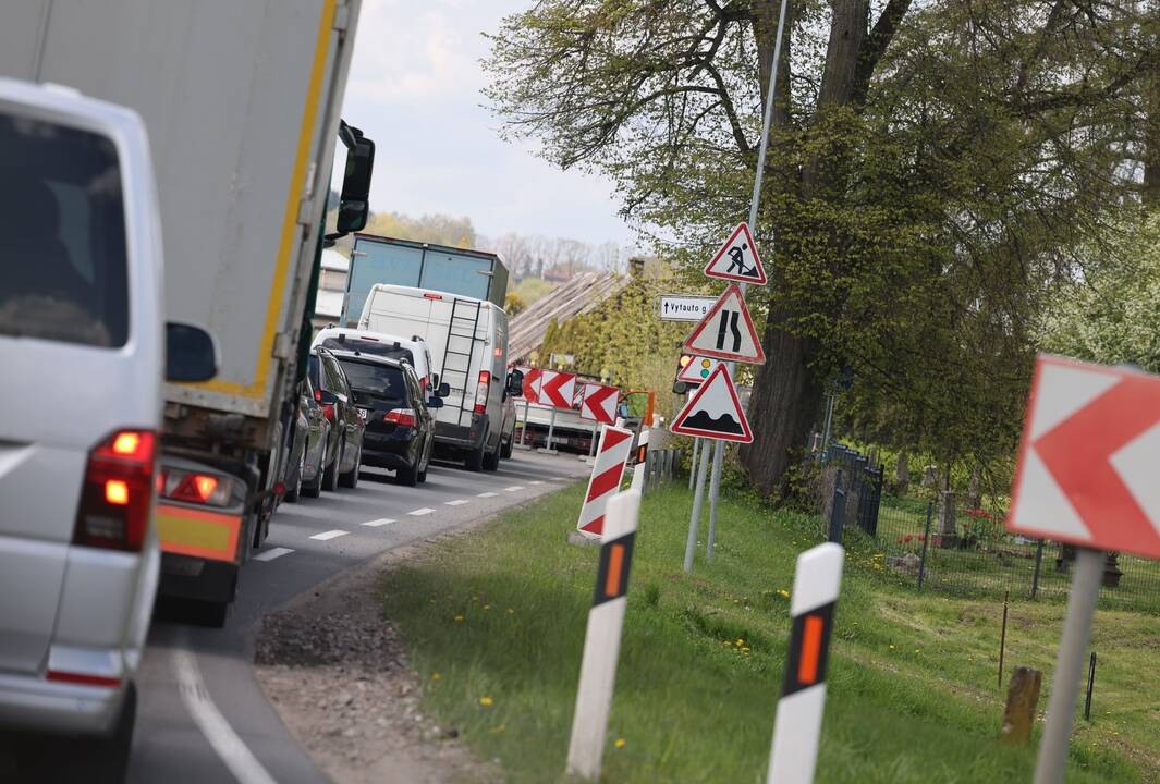 Planai: gavus leidimą ardyti senovinį akmenų grindinį, darbai bus nedelsiant atnaujinti.