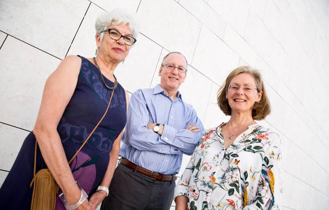 Carol A.Mason, Johnas Flanaganas ir Christine Holt