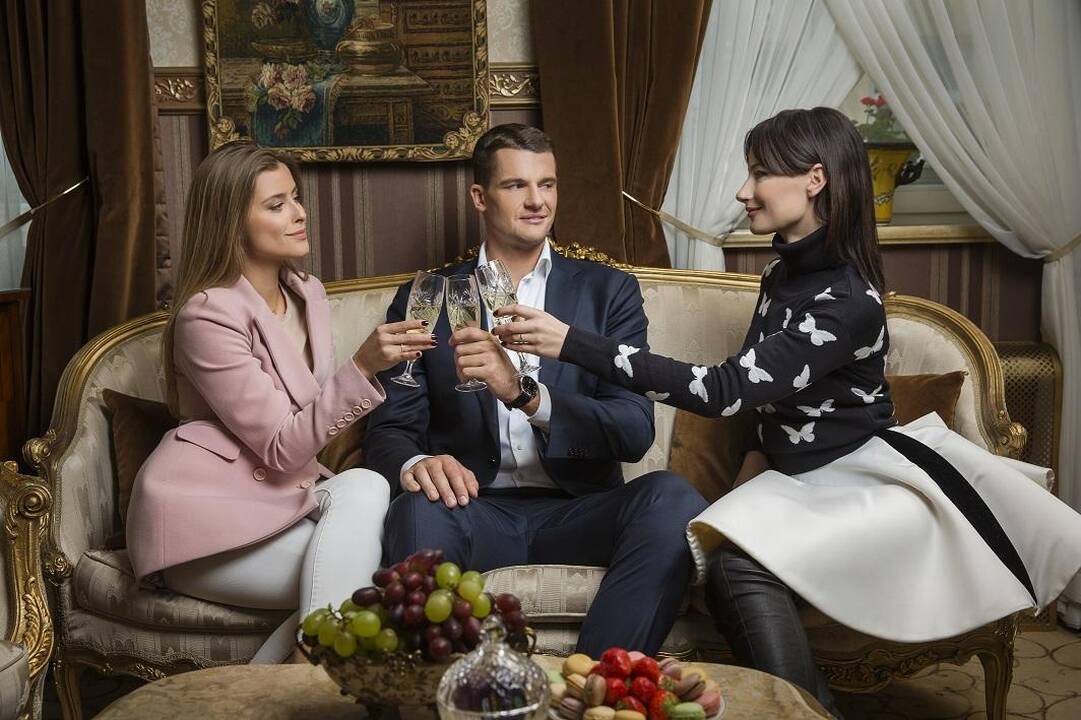 Išskirtinėje reklamos fotosesijoje žinomi žmonės susitepė drabužius