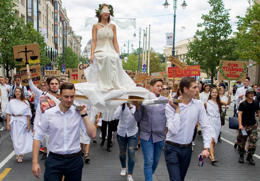 Šventinė VU dėstytojų ir studentų eisena
