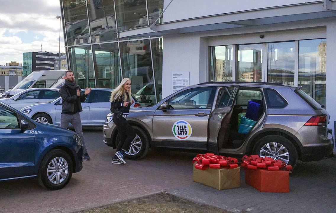 I. Stonkuvienė prigauta lipanti per automobilio langą