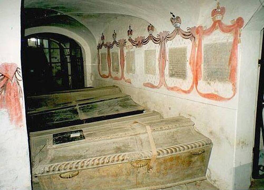Radvilų mauzoliejaus sarkofagas Nesvyžiaus bažnyčios rūsiuose 