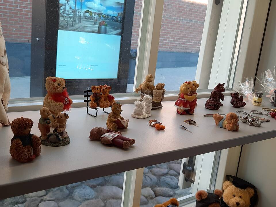 Ypatinga: Telšių centre esanti skulptūra „Žemaitijos legendos“ vaizduoja meškiukus ir žemaitukus ant nugaros nešančią mešką – Žemaitijos motiną.