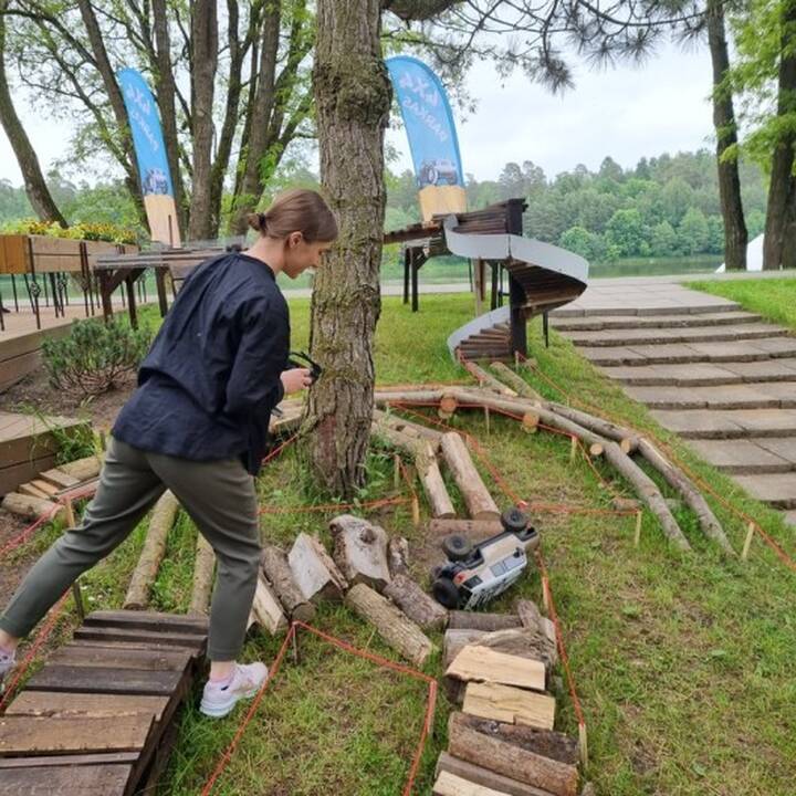 Kopija: važiavimas bekele, didžiuliai akmenys, nuvirtę rastai ar gilios duobės – radijo bangomis valdomiems visureigiams tenka įveikti labai tikrovišką trasą.