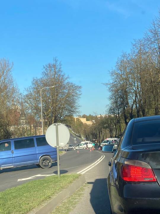 Avarija Šiauliuose: per susidūrimą motociklininkui lūžo šlaunikaulis