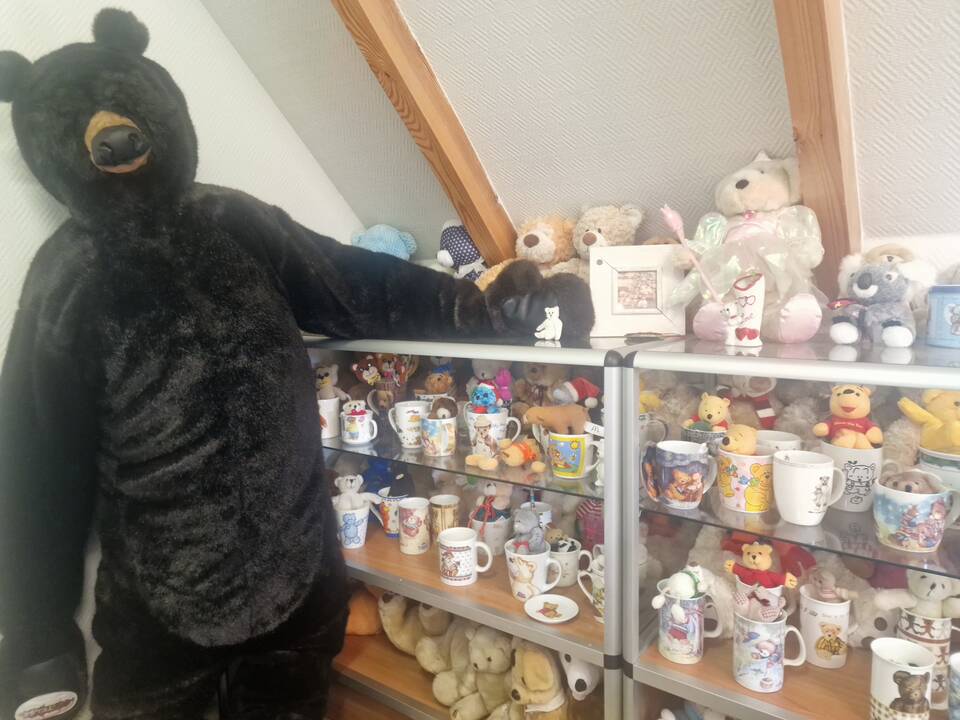 Ypatinga: Telšių centre esanti skulptūra „Žemaitijos legendos“ vaizduoja meškiukus ir žemaitukus ant nugaros nešančią mešką – Žemaitijos motiną.
