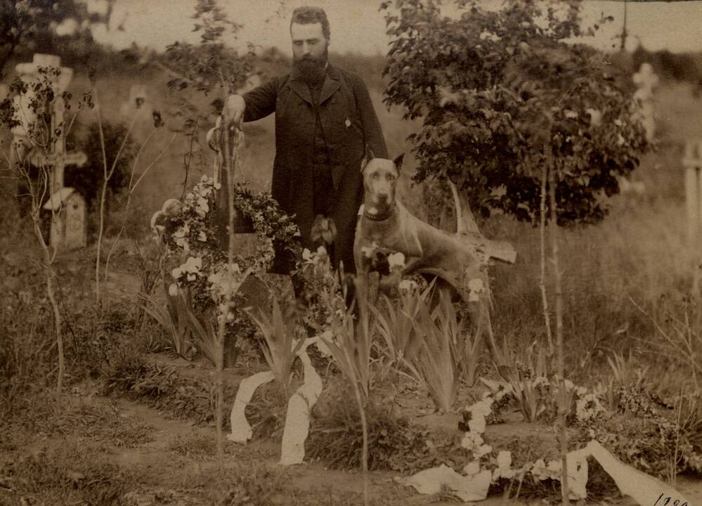 Poilsis: Šatrijos Ragana Židikų bažnyčios klebonijos kieme su K. Bukonto šunimi. 1926 m