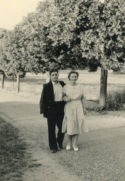 Poilsis: Šatrijos Ragana Židikų bažnyčios klebonijos kieme su K. Bukonto šunimi. 1926 m