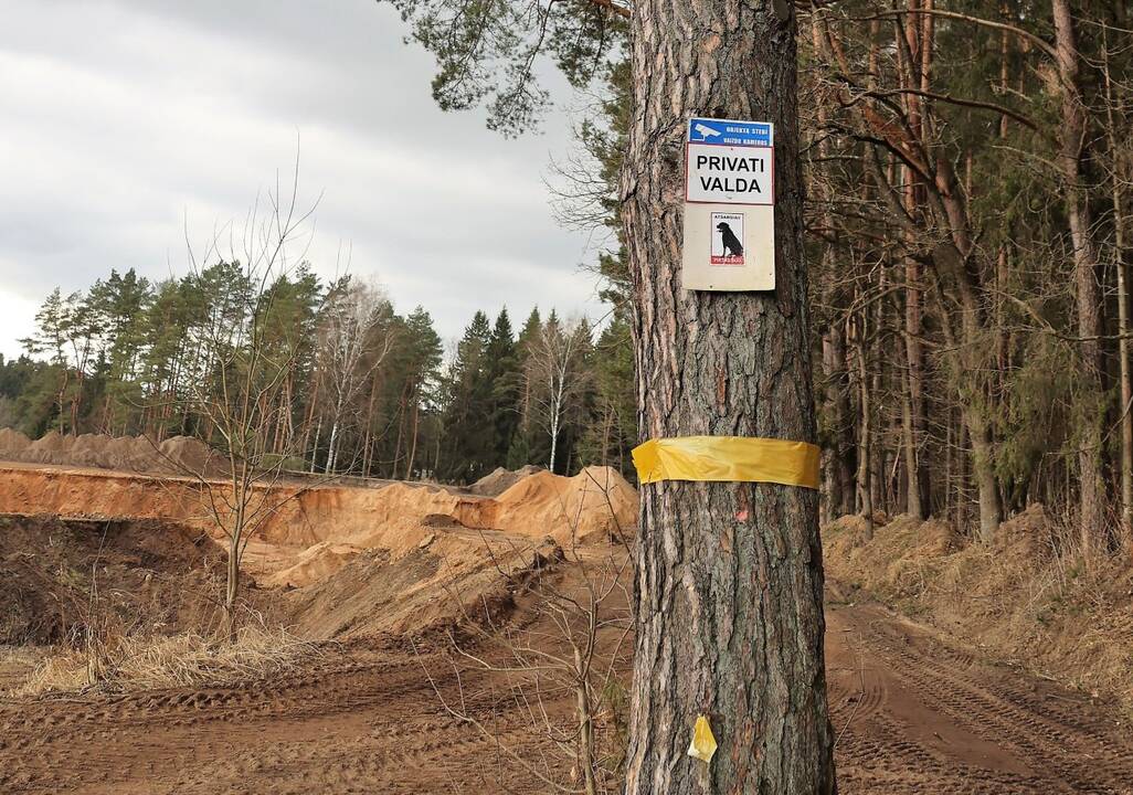 Veiksmai: žvyro kasėjai Pakarklės miške turi verslo interesų ir jau vykdo naudingųjų iškasenų žvalgybą.