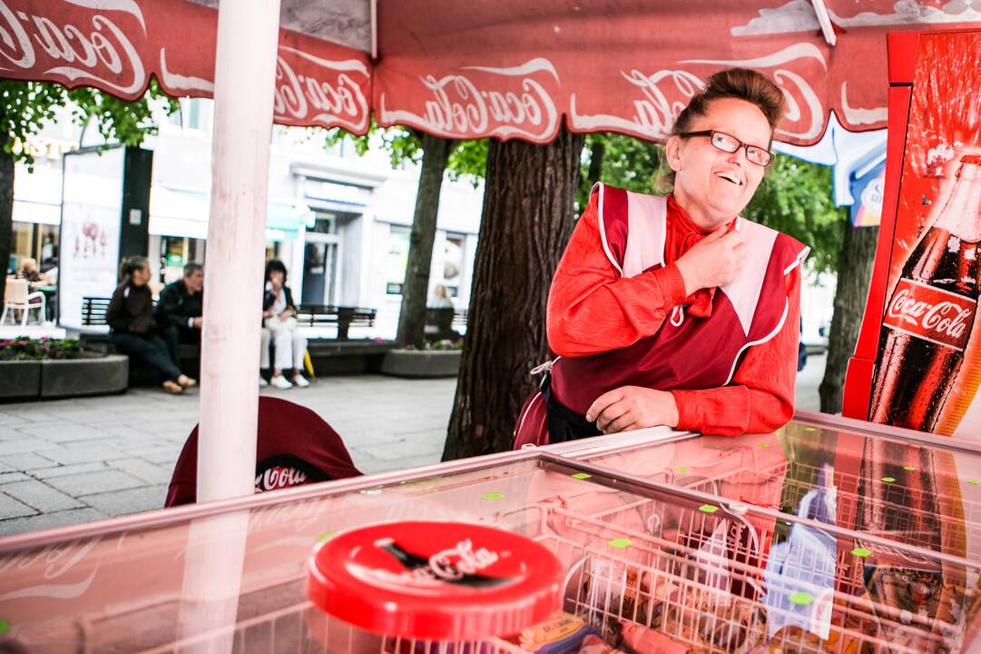 Šalto birželio išdaigos: lauko kavines gelbsti futbolas
