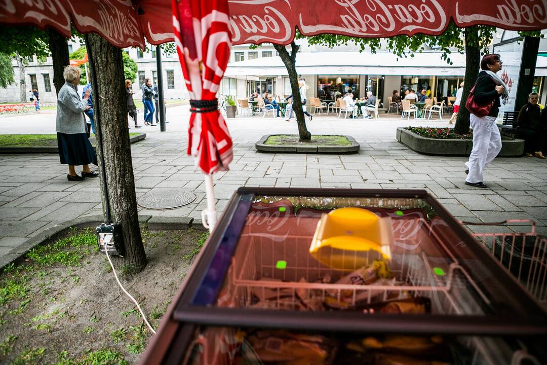 Šalto birželio išdaigos: lauko kavines gelbsti futbolas