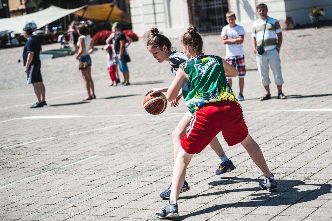 Gatvės krepšinis Rotušės aikštėje