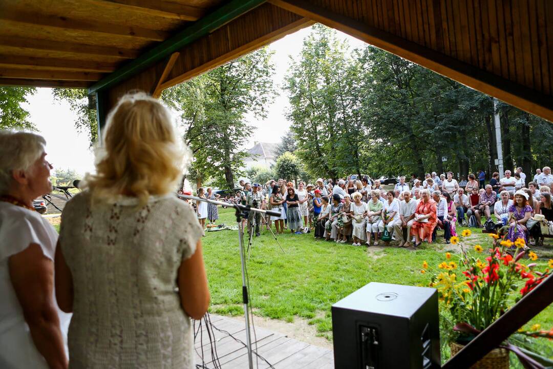 Naugardiškių parke pagerbtos Onos