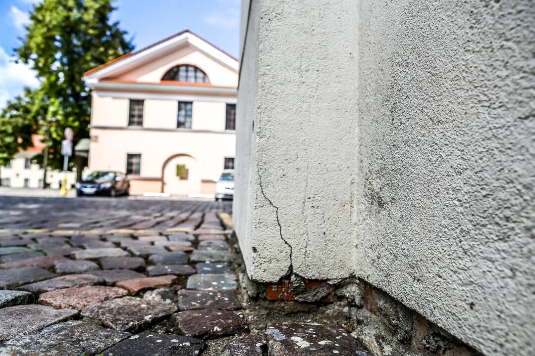 Įtrūko Kauno rotušės sienos