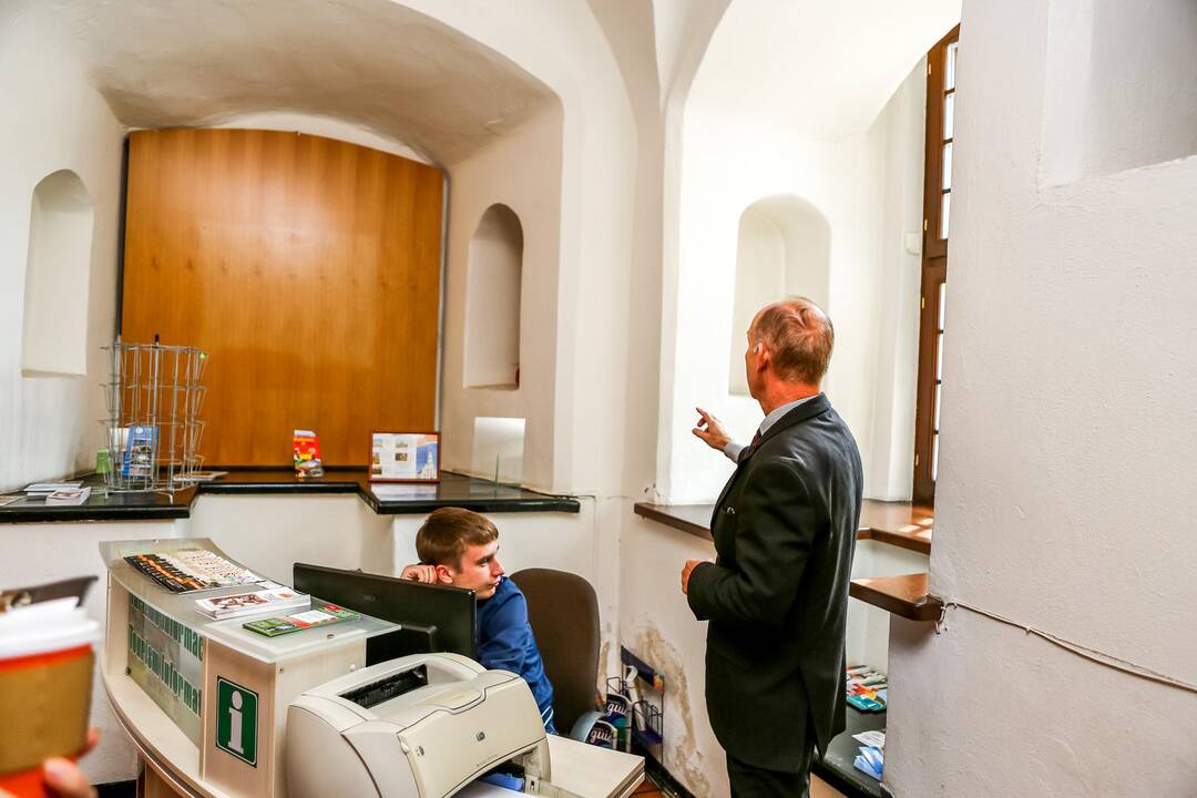 Įtrūko Kauno rotušės sienos